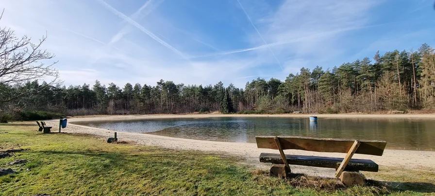 Sandstrand rund um den kleinen Waldsee