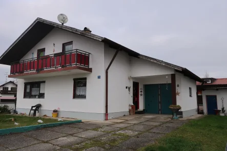 Vorderseite mit Eingang - Haus kaufen in Aham - ***Ideal für Handwerker!***