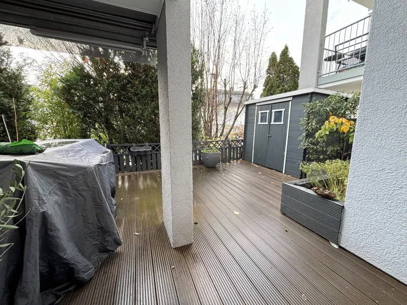 Terrasse mit Gartenhütte