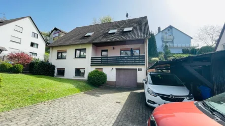 Hausansicht - Haus kaufen in Laufach - Freistehendes Zweifamilienhaus für harmonisches und ruhiges Wohnen