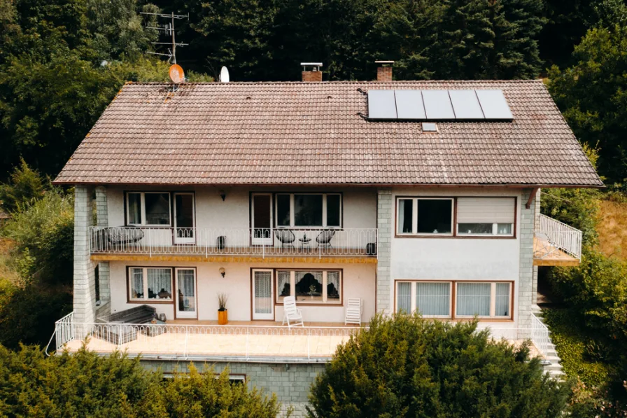 Hausansicht - Auf dem Dach befindet sich eine Photothermieanlage für Warmwasser