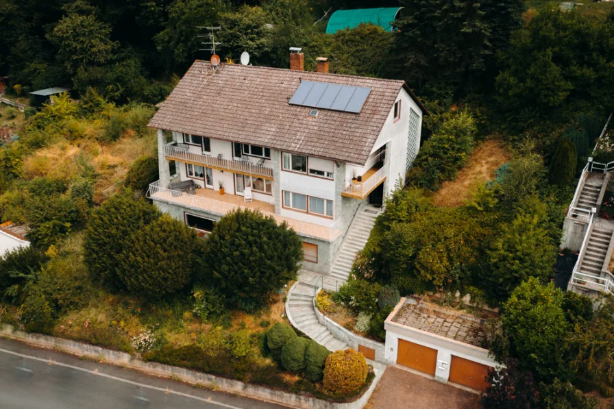 Hausansicht - Haus kaufen in Waldaschaff - WALDASCHAFF - ZWEIFAMILIENHAUS mit Ausbaupotential -  Panoramablick und Schwimmbad inklusive!