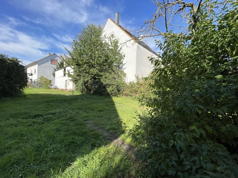 Impressionen vom Grundstück - Grundstück kaufen in Großostheim - Großzügiges Abrissgrundstück, eine Bebauung mit zwei Mehrfamilienhäusern wäre denkbar.