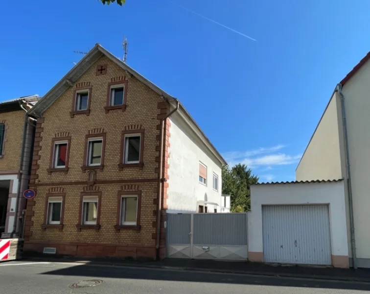 Hausansicht - Haus kaufen in Großostheim - Großostheim- Wunderbares Grundstück mit Handwerkerhaus in gefragter Wohnlage!