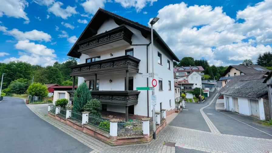 Hausansicht - Haus kaufen in Weibersbrunn - *** V E R K A U F T *** Geräumiges schönes Zweifamilienhaus - Ideal für die große Familie