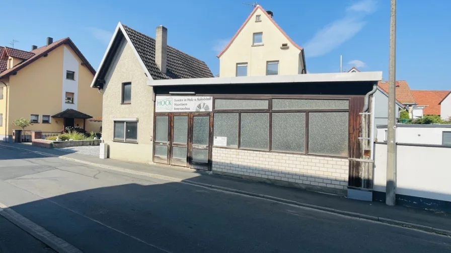 Haus- und Hallenansicht - Haus kaufen in Bessenbach - Die Gelegenheit für Handwerker!  Einfamilienhaus mit Halle und Ausbaupotential