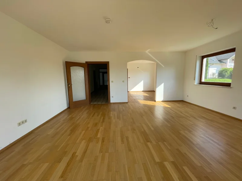 großes Wohnzimmer mit Blick zu Essbereich