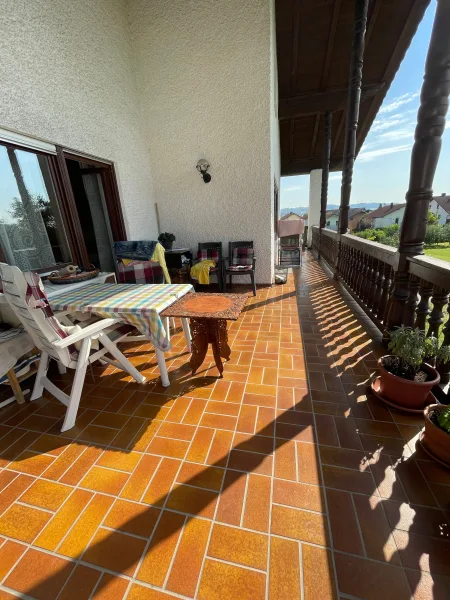 großer Balkon für Wohnung im Obergeschoss