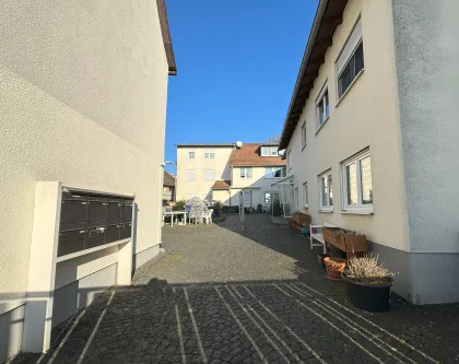 Innenhof mit Zugang zu den Häusern - Haus kaufen in Wöllstadt - Attraktives Investment: Exklusives Grundstück mit drei Mehrfamilienhäusern in begehrter Lage!