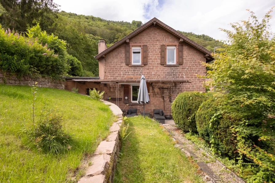 Außenansicht - Haus kaufen in Neustadt - Liebhaber-Objekt : Naturstein-Haus mit großem Gartengrundstück in Ortsrandlage (Talstraße)