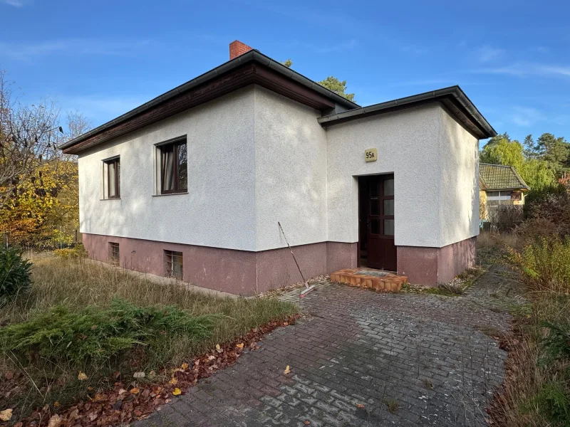 Vorderseite Eingang - Haus kaufen in Berlin - Sehr schönes Grundstück in Toplage Berlin-Heiligensee mit kleinem Bungalow