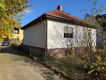 Hausansicht - Grundstück kaufen in Berlin - Sehr schönes Grundstück in Toplage Berlin-Heiligensee mit kleinem Bungalow