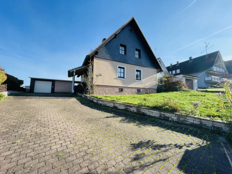 Hausansicht - Haus kaufen in Schimborn - Charmantes Einfamilienhaus mit großzügigem Garten