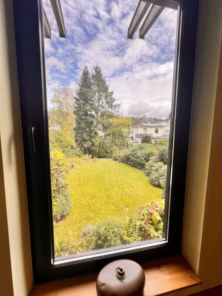 Blick vom Schlafzimmer in den Garten