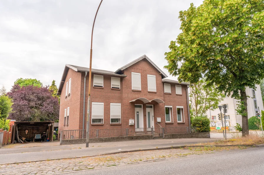 Straßenansicht - Haus kaufen in Lübeck - Vermietetes Zweifamilienhaus in zentraler Lage