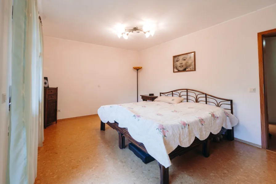 Schlafzimmer mit Balkonzugang