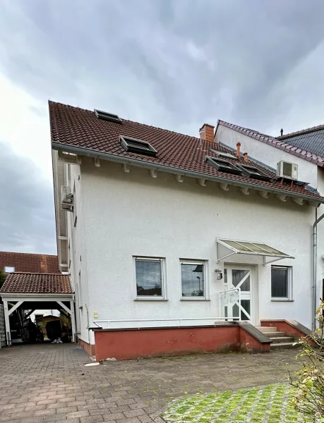 Hausansicht - mit der Sicht auf dem Carport und Stellplatz