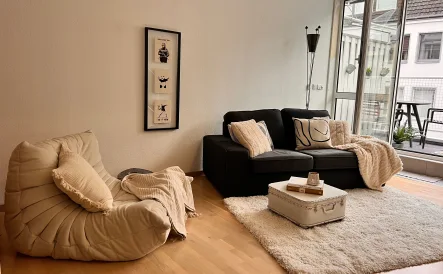 Wohnzimmer mit Ausblick - Wohnung kaufen in Köln - Luxuriös ausgestattete Maisonettewohnung auf der Ehrenstrasse