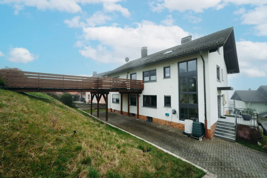 Hausansicht - Haus kaufen in Weibersbrunn - Gepflegtes, saniertes 4-Parteienhaus – Perfekt für Kapitalanleger oder große Familien!