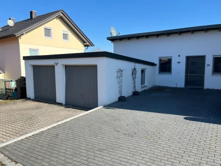 Ansicht West mit Doppelgarage - Wohnung kaufen in Niedertaufkirchen - ***Wie ein eigenes Haus!***