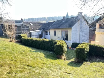 Hausansicht - Haus kaufen in Weibersbrunn - Kaufen statt Mieten: Wohlfühlhaus mit großzügigem Gartengrundstück!