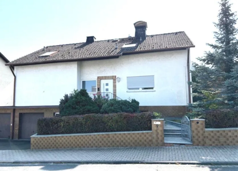 Straßenansicht - Haus kaufen in Neu-Anspach - Zweifamilienhaus mit viel Platz und schönem Grundstück in beliebter Wohnlage von Neu-Anspach