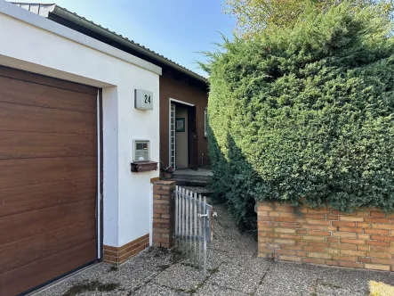 Straßenansicht - Haus kaufen in Hattersheim  - Schöner Bungalow mit großem Naturgarten und kleinem Garten-Pool