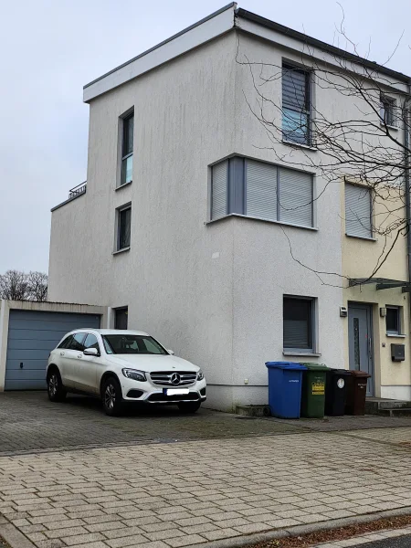 Hausansicht - Haus mieten in Hattersheim - Großzügige Doppelhaushälfte - ideal für die junge Familie - in Hattersheim