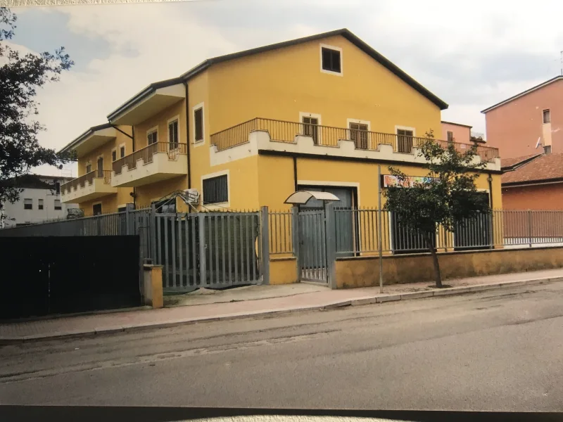 Unten Gewerbe, oben Wohnen und in der Nähe das Ionische Meer - Haus kaufen in Corigliano Calabro Schiavonea - Meeresrauschen auf der Terrasse - Wohn- und Geschäftshaus in Süditalien - Teilmodernisiert - 