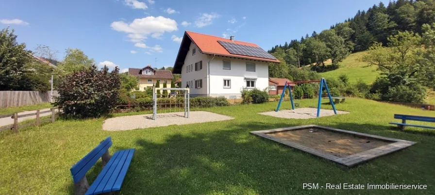 Haus und Spielplatz