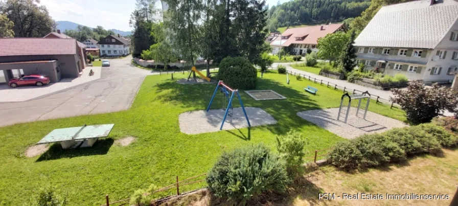 Spielplatz gegenüber