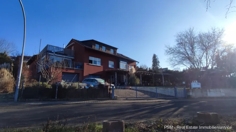 Frontansicht - Haus kaufen in Schöneck / Kilianstädten - Charmantes Mehrfamilienhaus mit Einliegerwohnung – Idyllische Lage vor den Toren Frankfurts