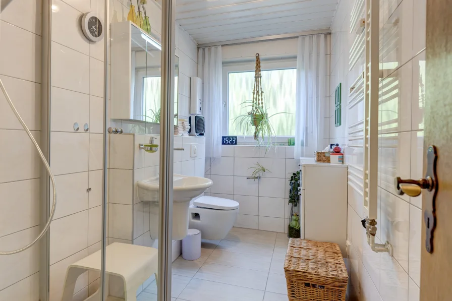Badezimmer - Wohnung kaufen in Bischofsheim - 3-Zimmer-ETW mit Tageslichtbad, Kfz-Stellplatz und großem Keller im Hochparterre für jung und alt