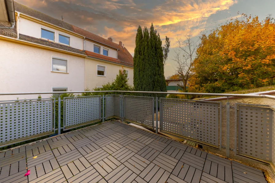 Balkon mit Blick - Haus kaufen in Wiesbaden - 3-Familienhaus in Wi-Biebrich mit 2 vermieteten und einer freigestellten Wohnung