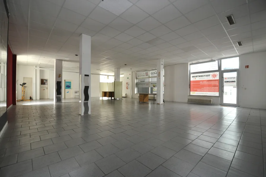 Ansicht 2 Verkaufsraum - Laden/Einzelhandel mieten in Hochheim - Ladenfläche im Erdgeschoss mit ca. 142 m² Nutzfläche und sofort verfügbar