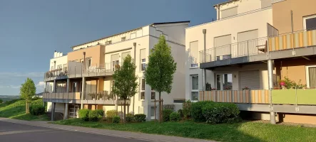 Blick auf Haus 2 mit der Penthouse Wohnung - Wohnung mieten in Saulheim - Exklusive Penthousewohnung mit Weitblick, barrierefrei - Wohnanlage für Senioren in 55291 Saulheim