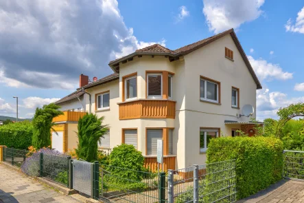 Aussenansicht 1 - Haus kaufen in Hofheim am Taunus - Gemütliches 2-Familienhaus mit Garten, Garage und Fernbick bis zum Feldberg!