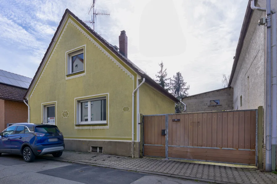 Vorderansicht - Haus kaufen in Bischofsheim - Bieterverfahren! Kleines Einfamilienhaus, anbauen, oder komplett neu bauen. Hier ist vieles möglich!