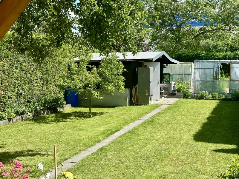 gepflegter Garten  - Haus kaufen in Wiesbaden - Doppelhaushälfte, Genügend Platz mit Carport, 2 Stellplätze, 2xBalkone und großes Gartengrundstück!