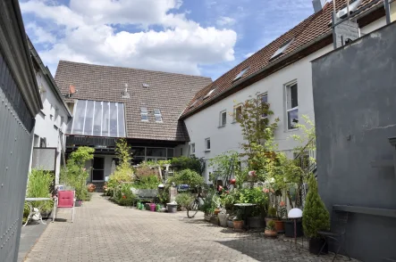 Hof Ansicht 2 - Haus kaufen in Ginsheim-Gustavsburg - Lassen Sie sich verzaubern - Hofanwesen mit 5 Wohneinheiten (nach WEG-Recht geteilt) *Wohlfühloase*