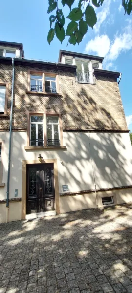 Blick auf den Eingang - Wohnung mieten in Alzey - Schicke 5-Zimmer-Wohnung mit Terrasse und Gartenzugang