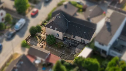 Drohnenaufnahme - Haus kaufen in Bischofsheim - Doppelhaushälfte *Anbau und Erweiterung möglich* auf schönem Grundstück in Bestlage