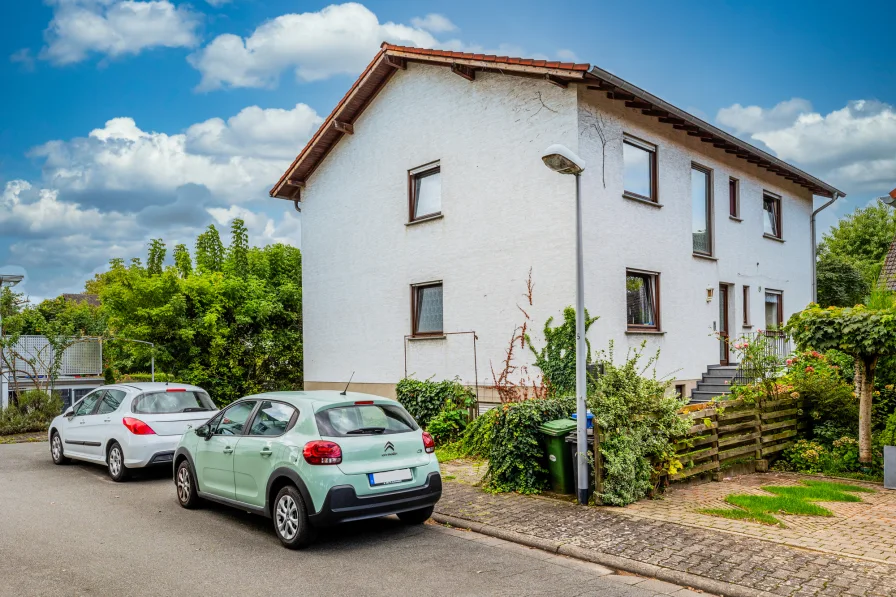 Außenansicht - Wohnung kaufen in Bischofsheim - Erdgeschoss mit Terrasse und kleinem Garten, Tageslichtbad, Gäste-Wc inkl. Gewerbe lim Souterrain