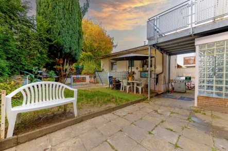 Teilansicht Garten - Haus kaufen in Wiesbaden - Mehrgenerationen-Dreifamilienhaus mit Garten & tageslicht Bädern – Renditestark & vielseitig