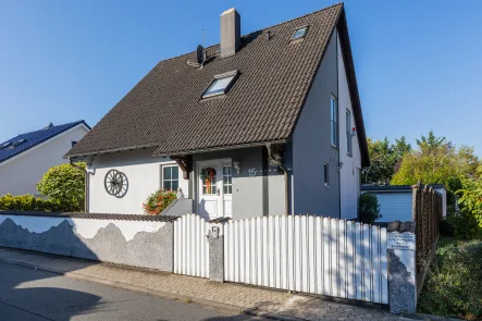 Hausansicht vorne - Haus kaufen in Rüsselsheim - +Hochwertig wohnen* Topp gepflegtes 1- bis  2-FH mit Einliegerwohnung, Garten, Garage und Pool