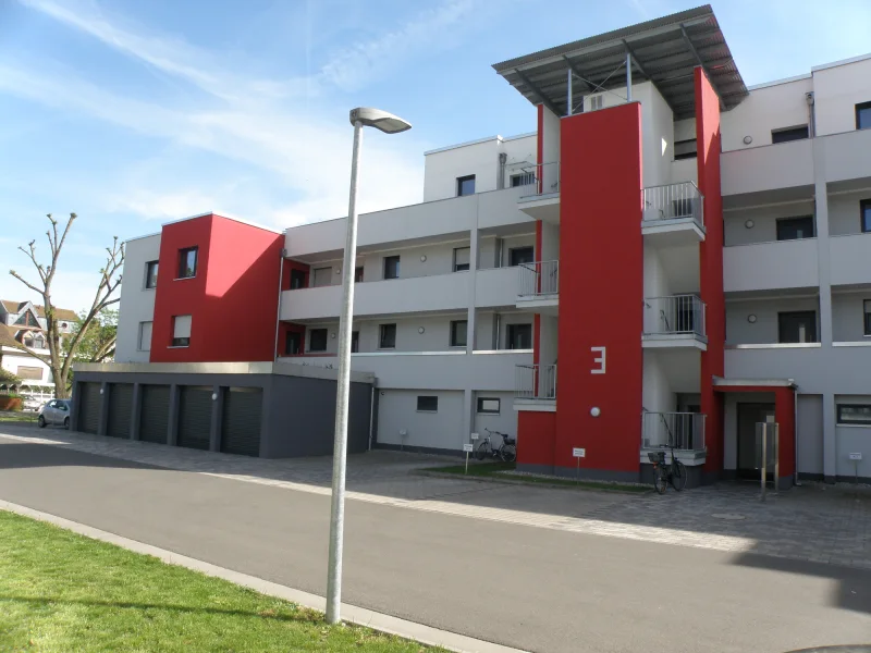 Ansicht-Hauseingang - Wohnung kaufen in Oppenheim - Vermietete 3-Zimmer Wohnung mit Balkon und Garage