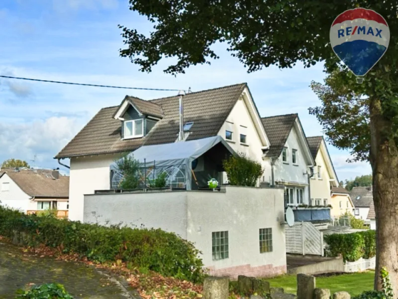 01 Seitenansicht - Haus kaufen in Heiligenroth - Reihenendhaus mit Einliegerwohnung und Doppelgarage