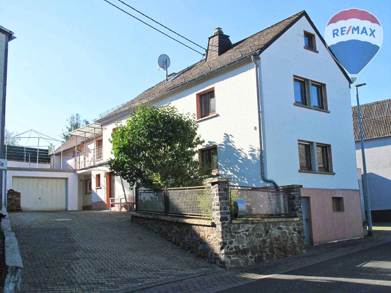 01 Vorderseite - Haus mieten in Eppenrod - Frisch renoviert: Einfamilienhaus mit 5-ZKB, großer Dachterrasse und Garage in Eppenrod