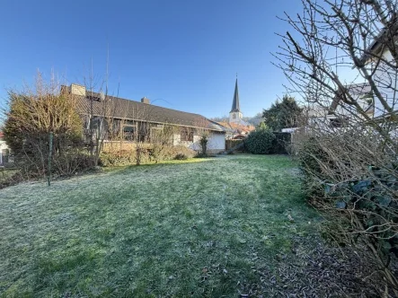 GARTEN UND HAUSANSICHT - Haus kaufen in Alsbach-Hähnlein - BUNGALOW mit Kirchturmblick 