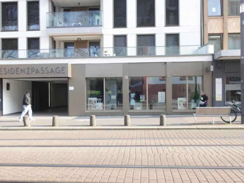 Gebäudefront - Laden/Einzelhandel mieten in Mainz - Mainz-Mitte moderne, multifunktionale ~ 250 m² Ladenfläche + ~ 25 m² Nebenflächen und Lager